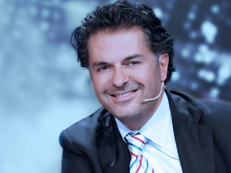 اضغط لمشاهد الفيديو: لحظة سقوط النجم راغب علامة على المسرح